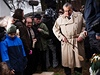 Karel Schwarzenberg se louí s undergroundovým básníkem Jirousem.