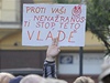 Mu drí transparent v Ostrav na demonstraci obanské iniciativy ProAlt proti vládním reformám.