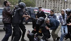 Egyptsk policie vyhnla demonstranty, dva mrtv a stovky zrannch