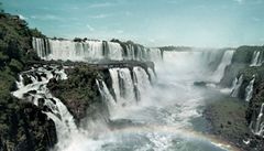 Vodopády na �ece Iguazú (Argentina, Brazílie) - Jedny z nejv�t�ích vodopád� na sv�t�, rozprostírají se na 2,7 km v polokruhu a �ítají 275 vodopád�
