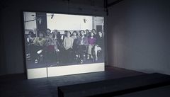 Video Pierra Huyghea 108 minut z let 1996�1997 zachycuje herce, kte�í �iv� dabují film Poltergeist.