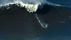 Rekord na surfu: jízda po třicetimetrové vlně
