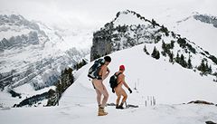 Nazí turisté ve švýcarských Alpách mají utrum