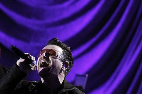 Bono dnes. Foto z íjnového koncertu v Hollywoodu.