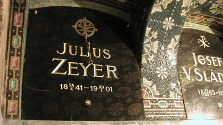 Jako první byl v hrobce Slavín v roce 1901 pochován básník Julius Zeyer.