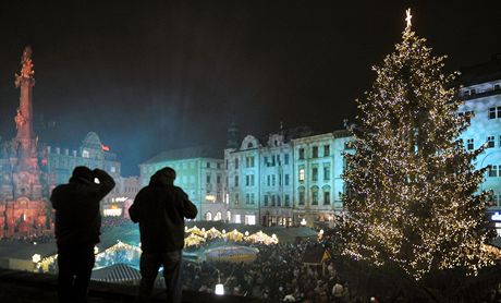 Na Horním námstí v Olomouci byl 24. listopadu v 17 hodin slavnostn rozsvícen vánoní strom.