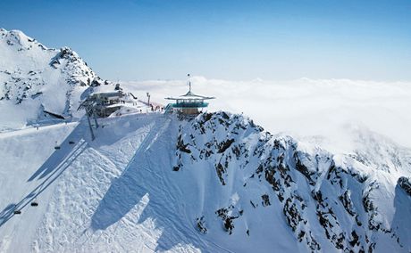 Rozhled z výky 3080mn. m. Na vrcholu Wurmkogl, v místním nejvyím bod, odkud se dá na lyích sjet do údolí, stojí restaurace Top Mountain Star. 