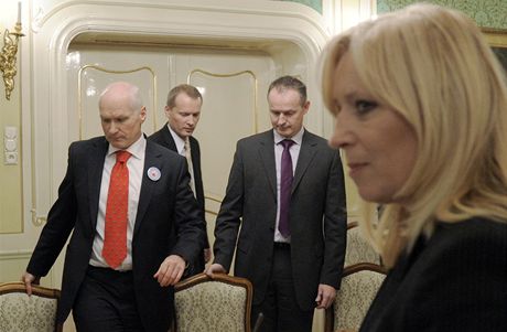 Zleva pedseda Lékaského odborového svazu Marian Kollár a jeho kolegové picházejí k jednání se slovenskou premiérkou Ivetou Radiovou (vpravo) o hromadných výpovdích nespokojených léka.