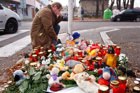 Lidé na místo nehody v Hradci Králové pináeli celý den svíky a plyové hraky. 