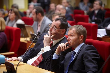 Boris astný a Milan Richter na jednání zastupitelstva Prahy.