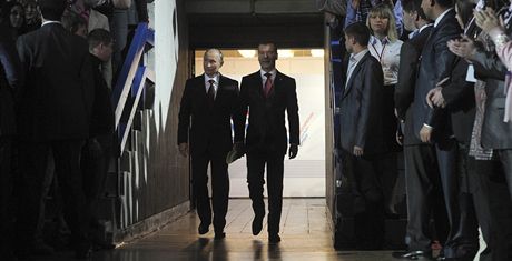 Tisce nvtvnk pivtalo duo Putin & Medvedv boulivmi ovacemi