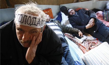Ve vchodoukrajinskm Doncku v noci na pondl zemel jeden z hladovk, kter se zapojil do protestu proti krcen socilnch dvek pro bval zchrane z ernobylu.