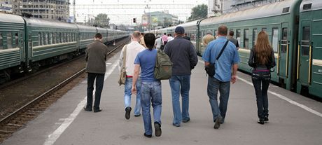 Lidé na vlakovém nádraí (ilustraní foto)
