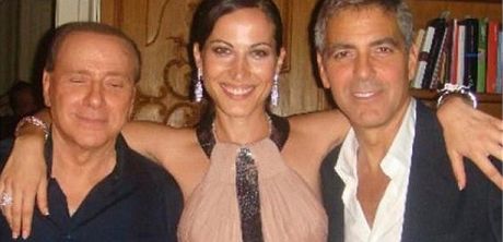 George Clooney se Silviem Berlusconim a Velí královnou, která mu mla dohazovat eny, na snímku z roku 2008
