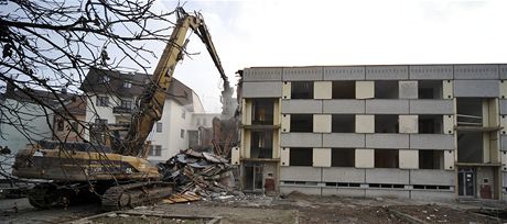 V Havlkov Brod zaala demolice panelovho domu, kter lta pekel v prchodu historickou ulikou. 