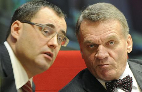 éf praské ODS Boris astný (vlevo) a praský primátor Bohuslav Svoboda na jednání praského zastupitelstva.