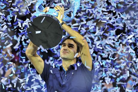 Roger Federer s trofejí pro vítze Turnaje mistr