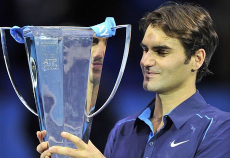 Roger Federer s trofej pro vtze Turnaje mistr