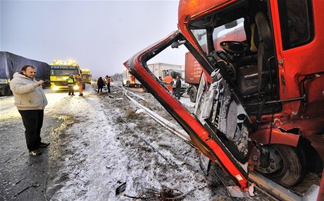 Dálnici D1 brzy ráno zcela zablokovala hromadná nehoda. Srazilo se tu pt nákladních a jedno osobní auto. 