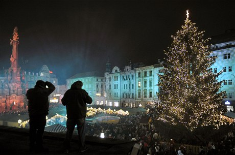 Na Horním námstí v Olomouci byl 24. listopadu v 17 hodin slavnostn rozsvícen vánoní strom.