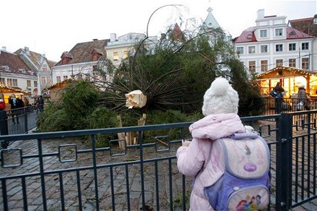 V estonském Tallinnu spadl tyapltunový vánoní strom 
