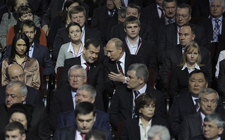 Dva hlavní mui vládnoucí ruské strany Jednotné Rusko na pedvolebním sjezdu.