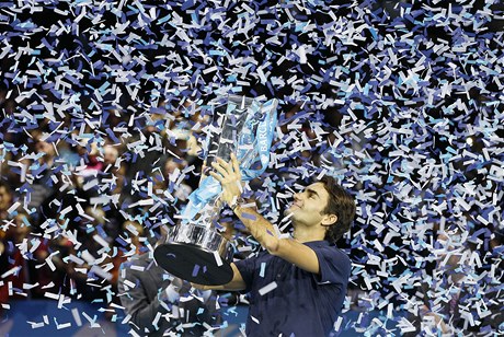 výcarský tenista Roger Federer slaví vítzství na Turnaji mistr v Londýn