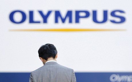 Japonec ped prodejnou Olympusu 