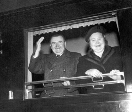 Marta Gottwaldová odjíždí s Klementem Gottwaldem v roce 1952 na sjezd Všesvazové komunistické strany (později KSSS) do Sovětského svazu.
