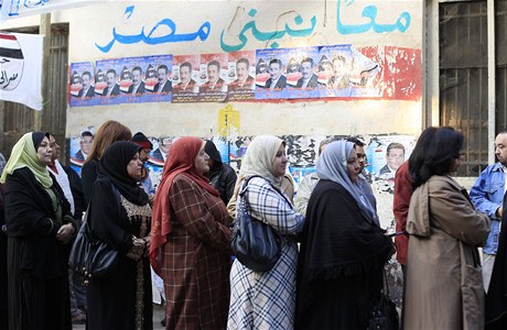 Lidé ekají ped volební místností v Káhie