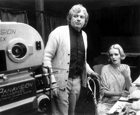 Britský reisér Ken Russell na snímku s Twiggy 