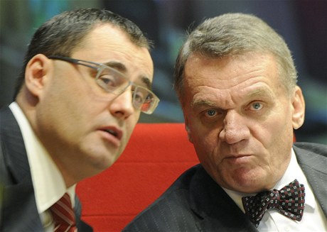 éf praské ODS Boris astný (vlevo) a praský primátor Bohuslav Svoboda na jednání praského zastupitelstva.