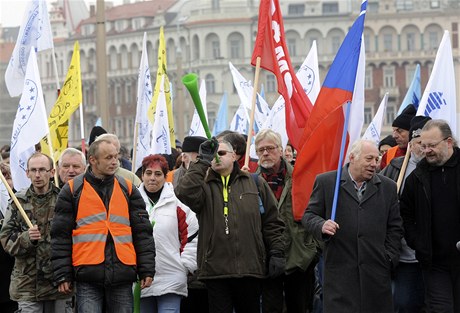 Odborái se seli na Paláckého námstí a pochodovali smrem ke Poslanecké snmovn.