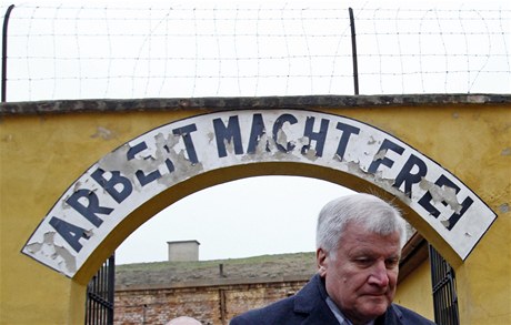 Bavorský premiér Horst Seehofer na návtv terezínského ghetta