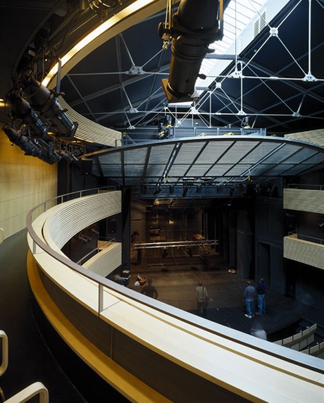Hlavní divadelní sál je dílem Miroslava Meleny.