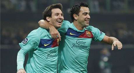 Lionel Messi (vlevo) a Xavi Hernandez