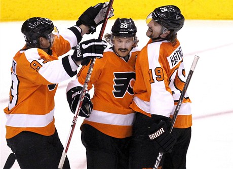 Hrái Philadelphie slaví. Zleva: Jakub Voráek, Claude Giroux a Scott Hartnell 