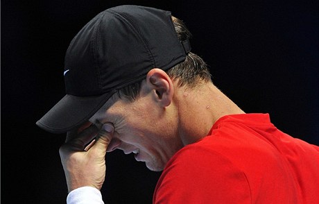 Utrápený výraz Tomáe Berdycha hovoí za ve: v semifinále Turnaje mistr se mu nedailo
