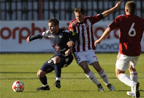 Zleva Luká Kubá ze Slovácka a Jan Boil a Pavel Kadeábek z FK Viktoria ikov