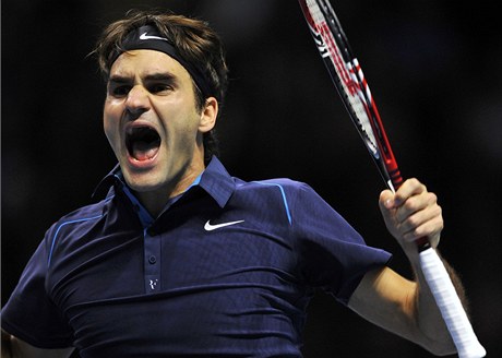 Roger Federer se raduje z vítzství