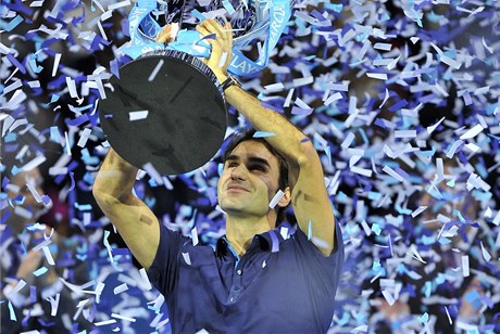 Roger Federer s trofejí pro vítze Turnaje mistr