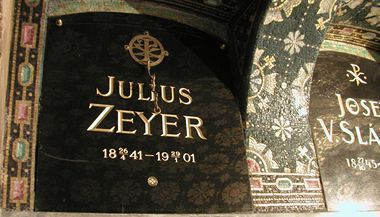 Jako první byl v hrobce Slavín v roce 1901 pochován básník Julius Zeyer.