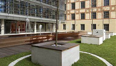 Velkorys� otev�en� dv�r are�lu.