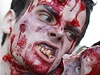 Spousta krve, jizvy a kivé zuby...to je potebné vybavení pro pochod zombies.