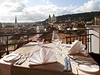 Vítzná restaurace Terasa U Zlaté studn nabízí jeden z nejromantitjích výhled na Prahu.
