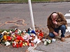 Na místo tragické dopravní nehody v Hradci Králové pináí lidé kvtiny, hraky a svíky.