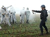Ve Francii bylo nasazeno zhruba 3000 policist. "Policie masivn nasadila slzný plyn," uvedla jedna z aktivistek Sophie Morelová.