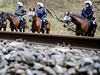 Na ochranu konvoje byly povolány tisíce policist. Zasahovaly i jízdní oddíly.