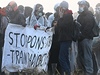 Aktivisté blokují rozjezd vlaku s jaderným odpadem z Francie do meziskladu v nmeckém Gorlebenu.