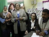 Egyptské eny ekají ve volební místnosti 
